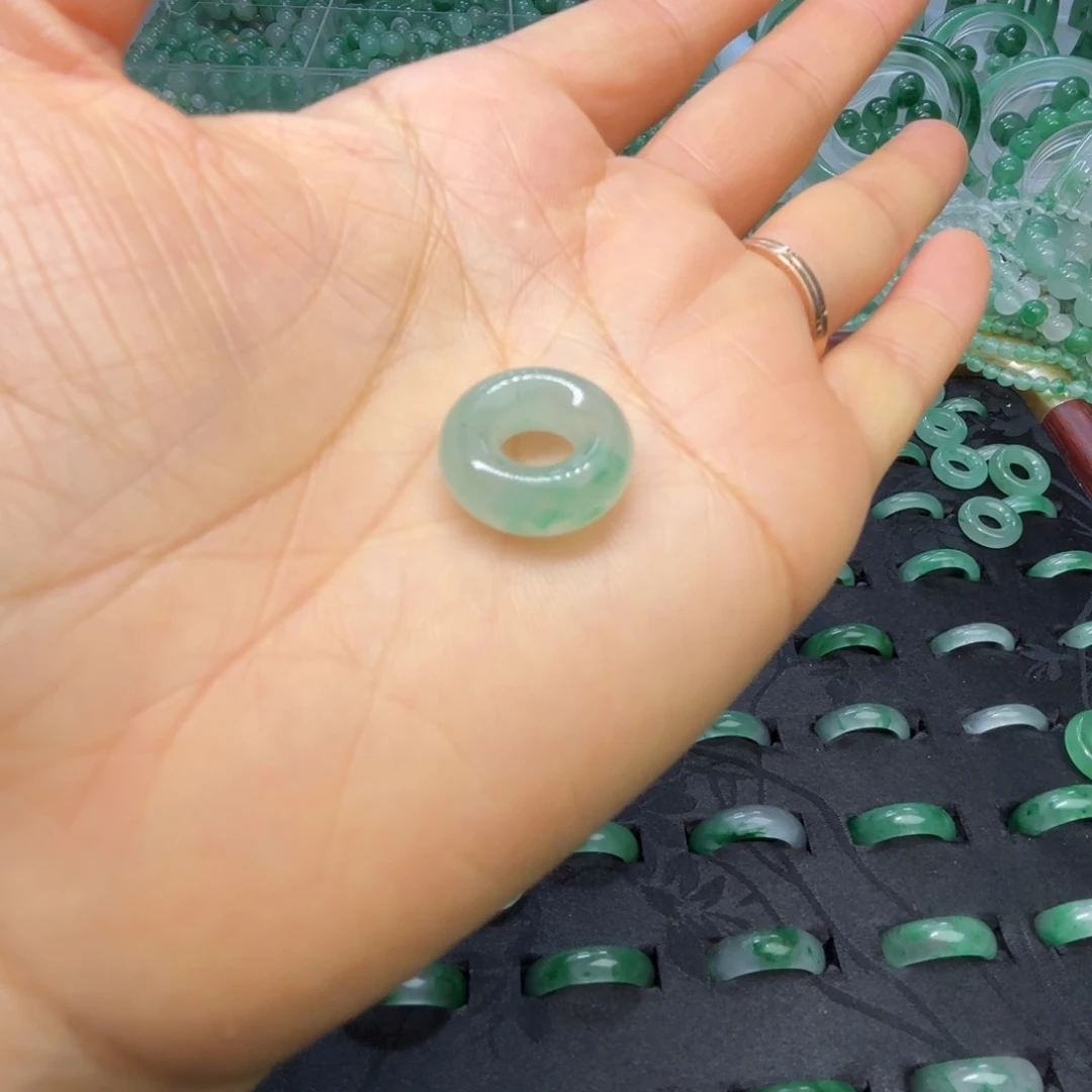 石英质玉（非洲翠）未镶嵌散珠甜甜圈