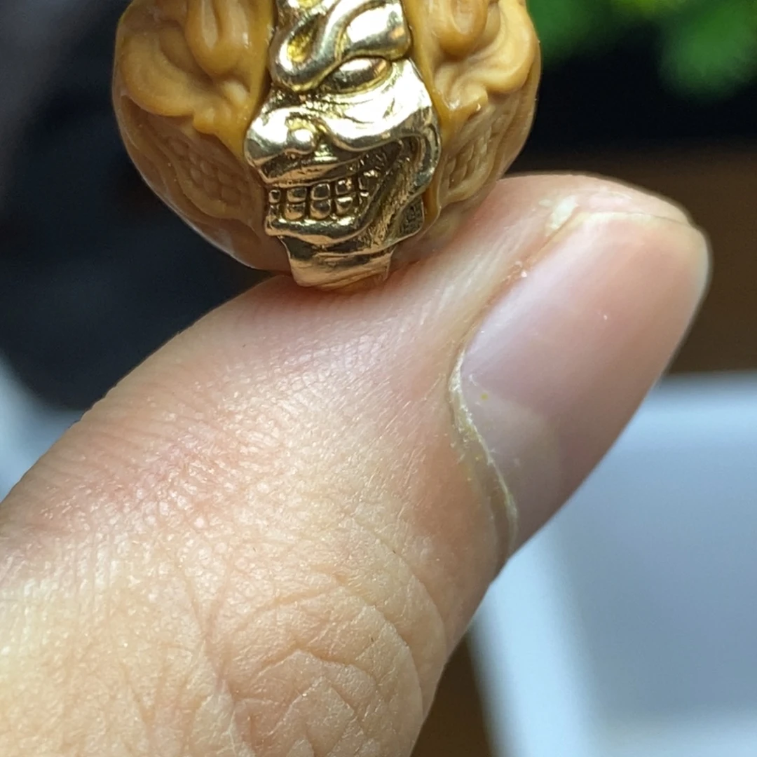 吊坠猴头核桃重工镶嵌三面撕裂