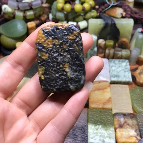 岫玉未镶嵌颈饰岫