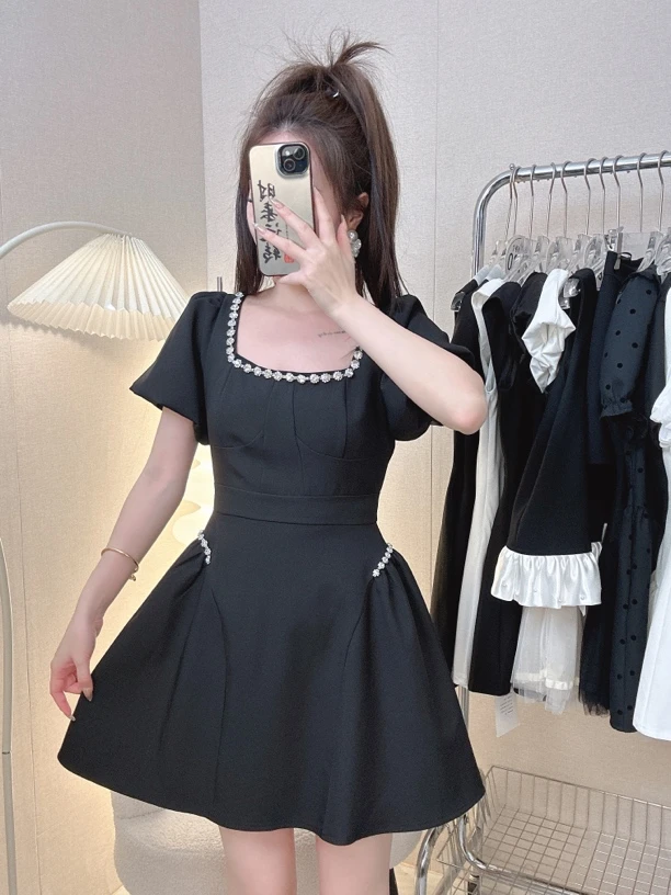 提花名媛风方领剧款收腰连衣裙短款泡泡袖时尚黑色赫本风气质