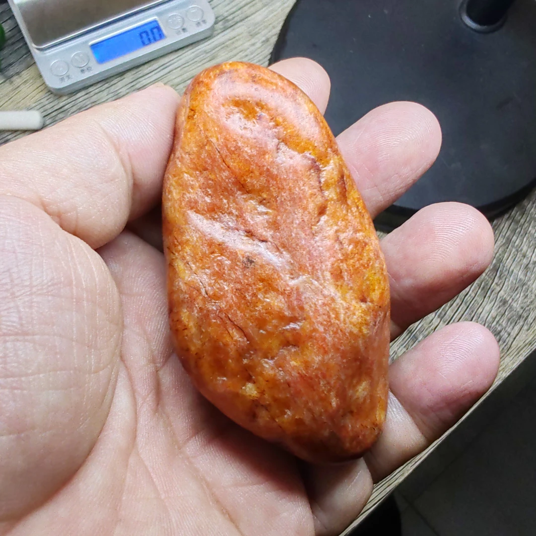 天然岫岩河磨玉透闪石质玉原石随形雕刻黄金色红油皮黄肉手把件