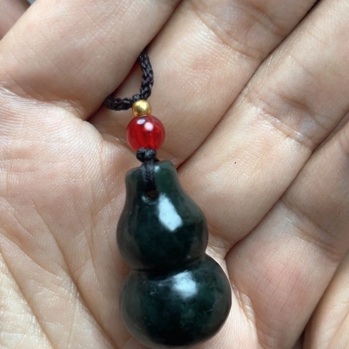 和田玉未镶嵌颈饰文*