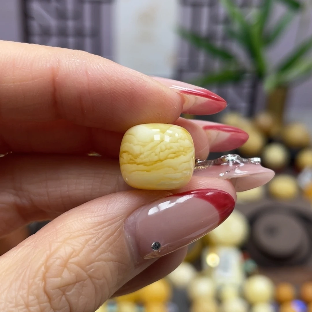 琥珀裸石未镶嵌13.3*11.3mm带皮色