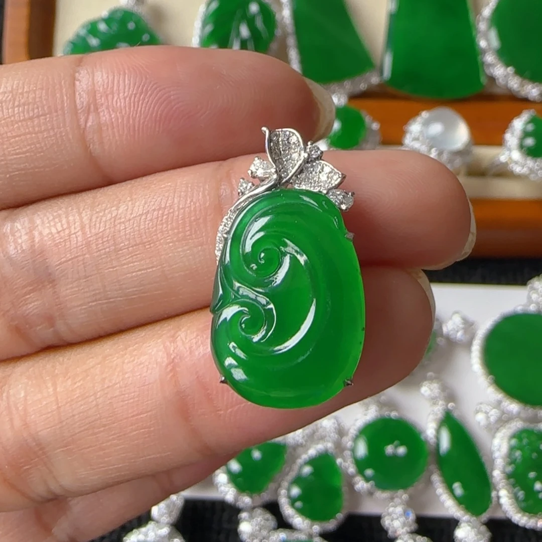 翡翠18K金镶嵌颈饰吊坠
