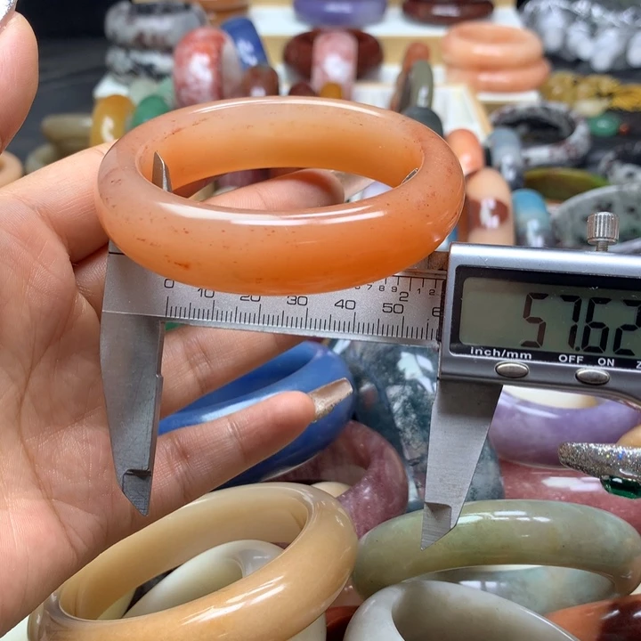 未镶嵌手镯石英质玉