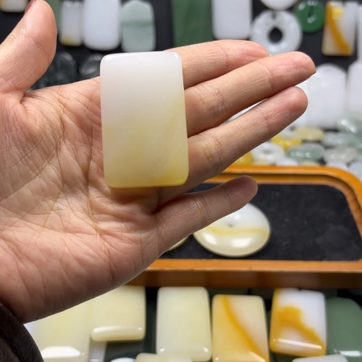 ヾ***年石英质玉（金丝玉）未镶嵌颈饰