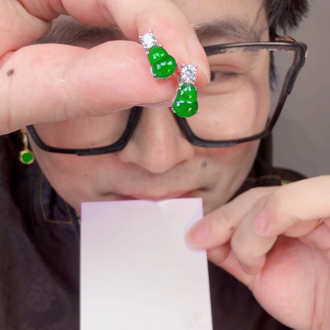 翡翠未镶嵌颈饰一对