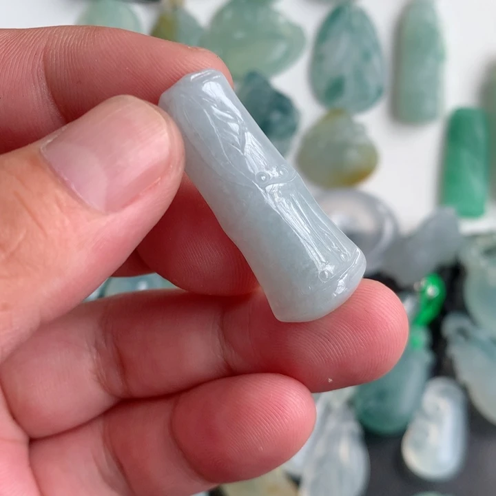 翡翠未镶嵌颈饰挂件