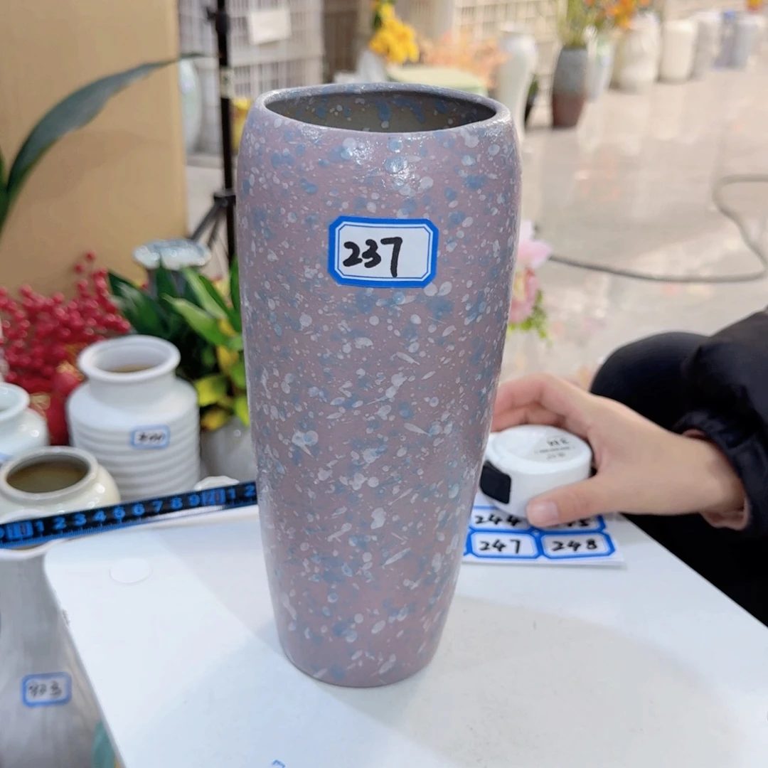 237号陶瓷高25厘米微瑕一个