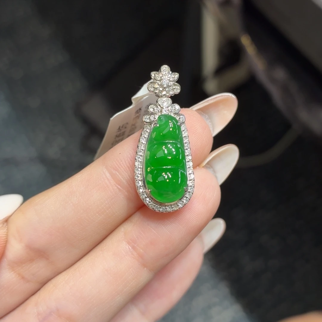 颈饰18K金镶嵌翡翠