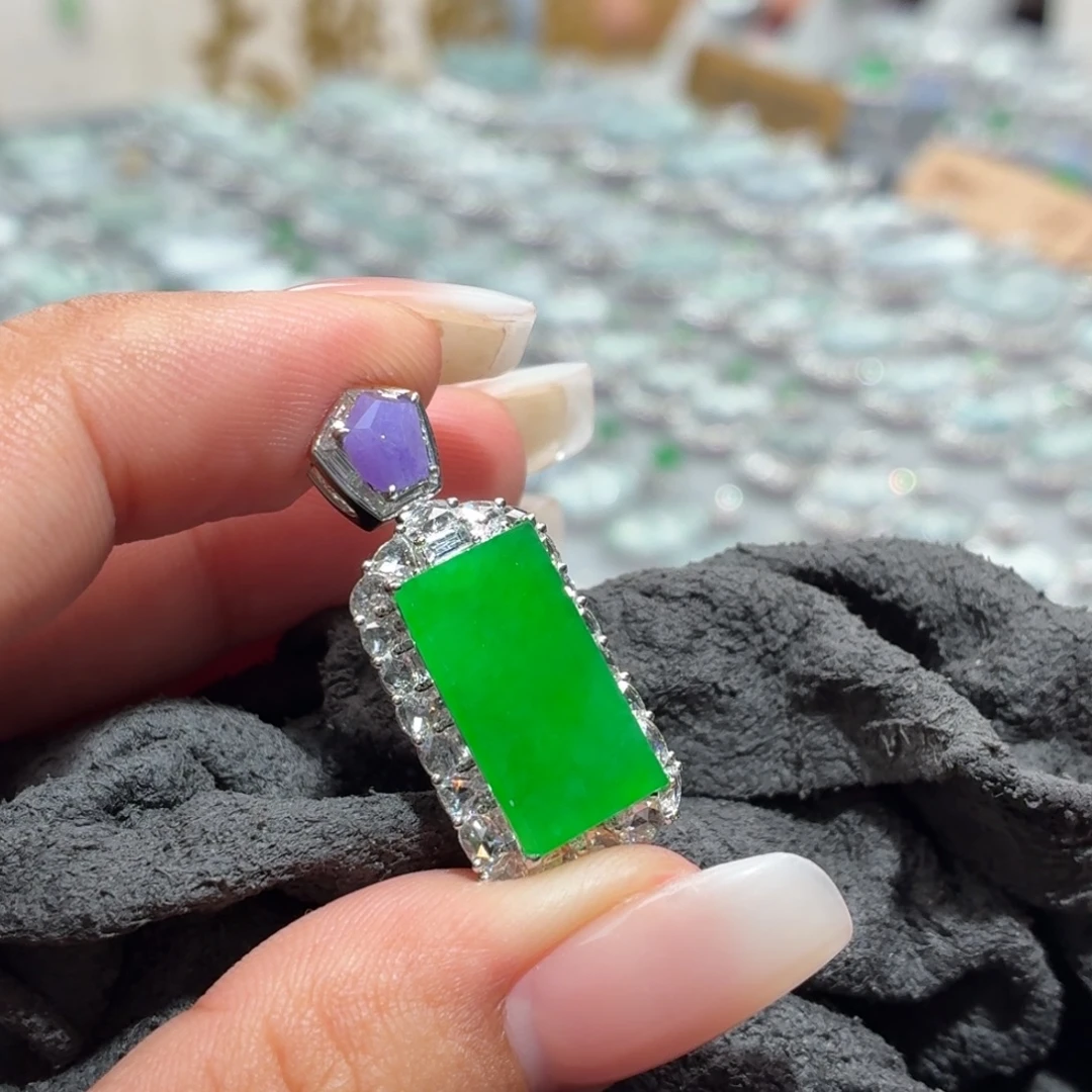 翡翠18K金镶嵌颈饰无事牌