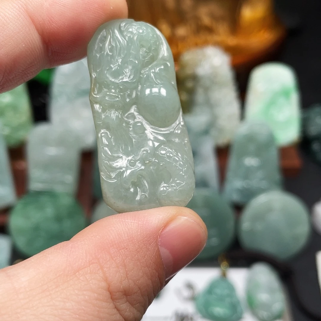 翡翠未镶嵌颈饰龙牌