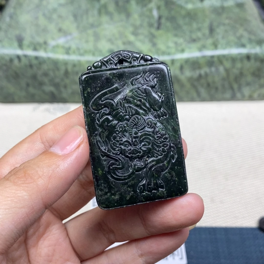 蛇纹石玉未镶嵌颈饰貔貅，边缘微瑕