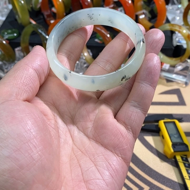 透闪石-蛇纹石玉未镶嵌手镯