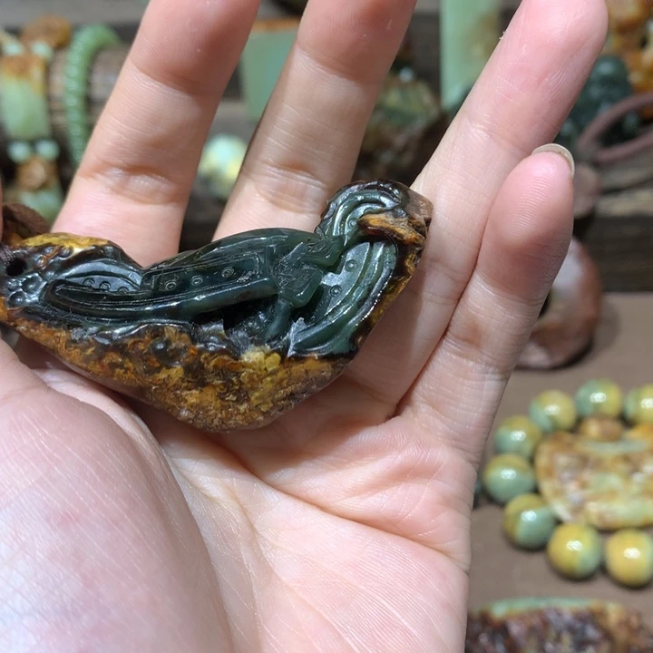 未镶嵌岫岩河磨玉（透闪石质玉）挂件