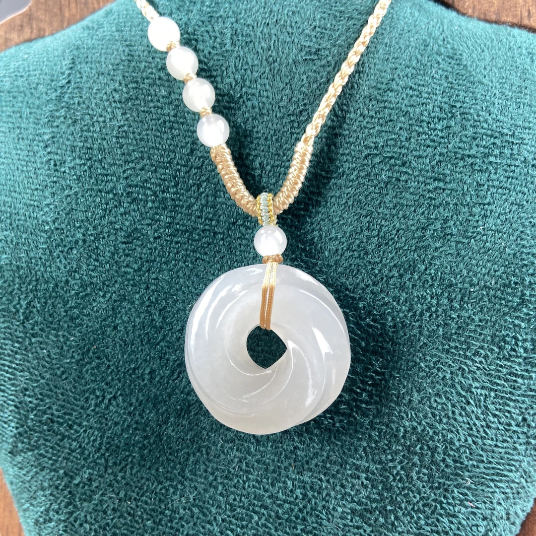 新疆和田玉 白胶猫莫比乌斯环吊坠多样性发一件