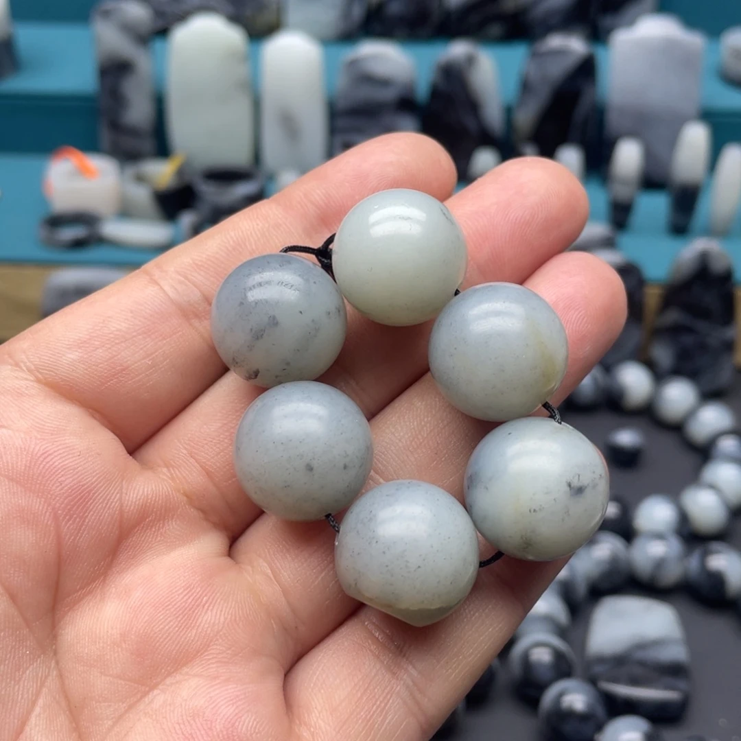 哈***喽和田玉未镶嵌颈饰