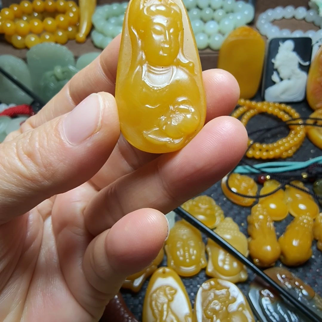 未镶嵌石英质玉（黄龙玉）颈饰