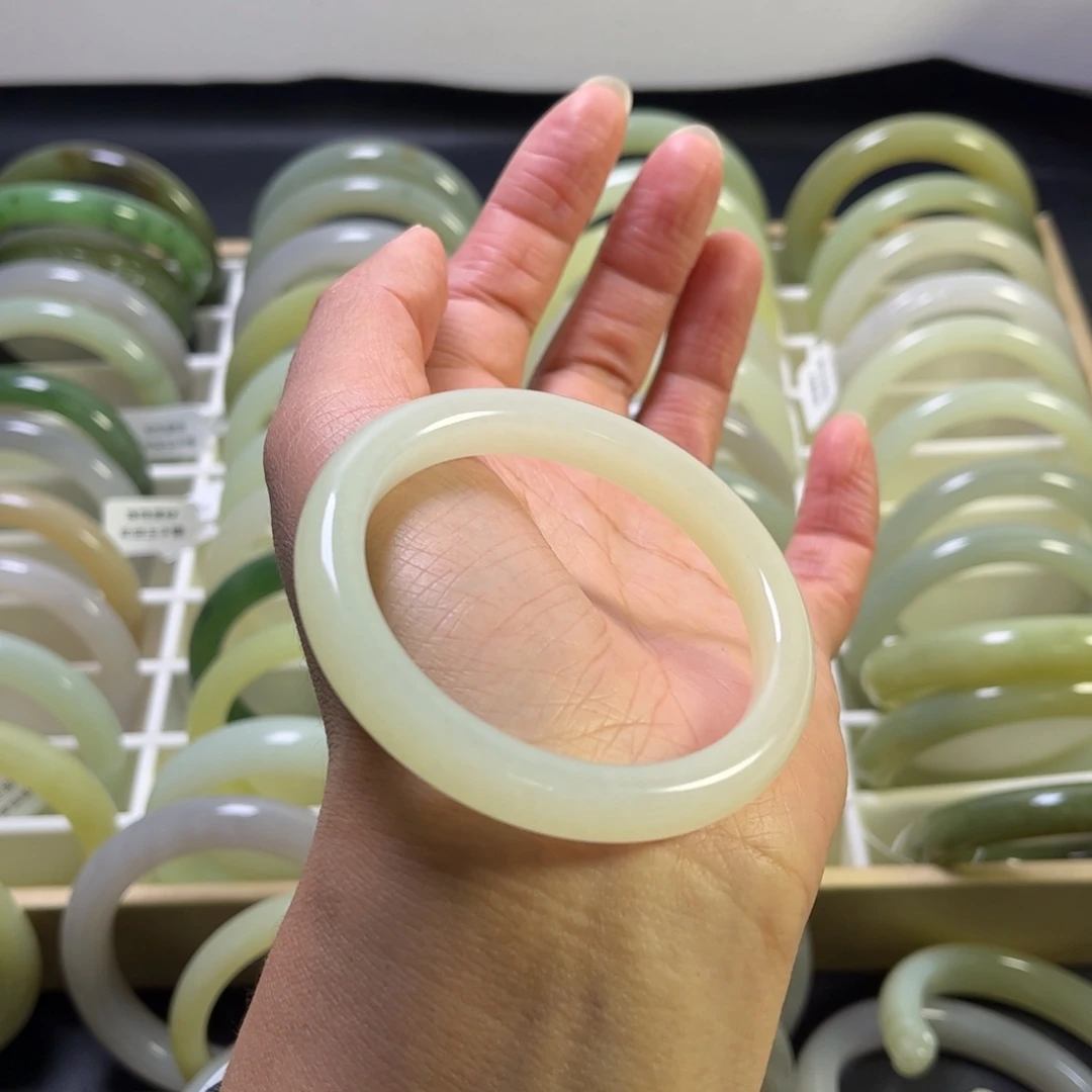 清***i和田玉未镶嵌手镯51.5圈