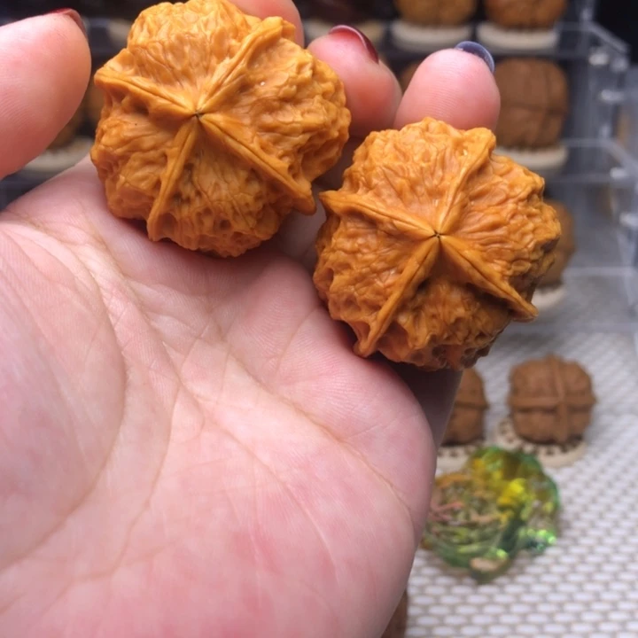 文玩核桃把件50凤凰牡丹四棱39尺