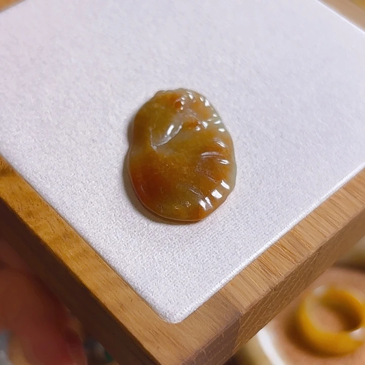 颈饰未镶嵌翡翠天然红翡，鱼