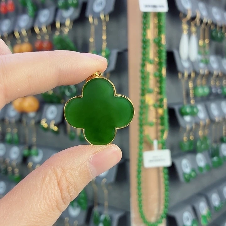 和田玉18K金镶嵌吊坠(赠链)