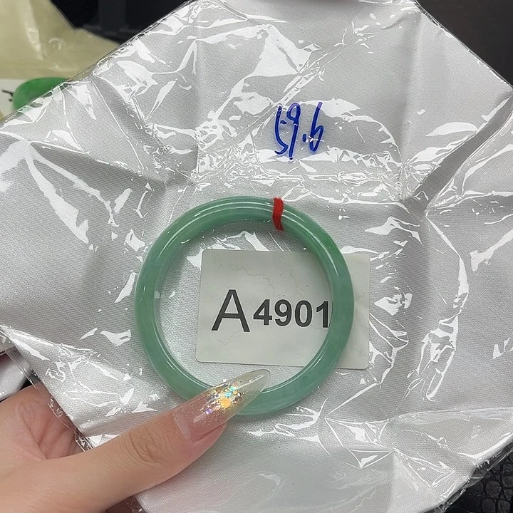 翡翠手镯未镶嵌默认微瑕