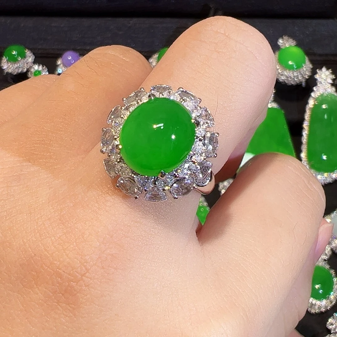 18K金镶嵌戒指翡翠蛋面