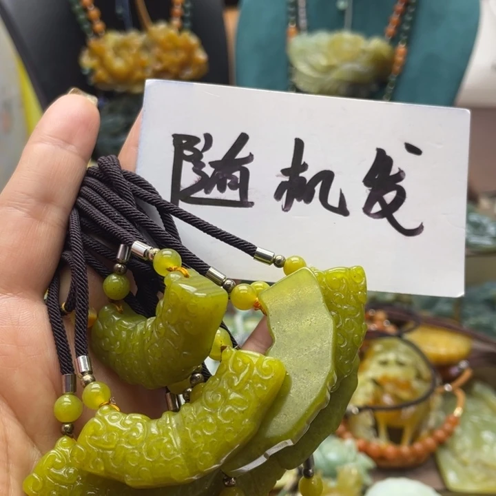 蛇纹石玉未镶嵌颈饰