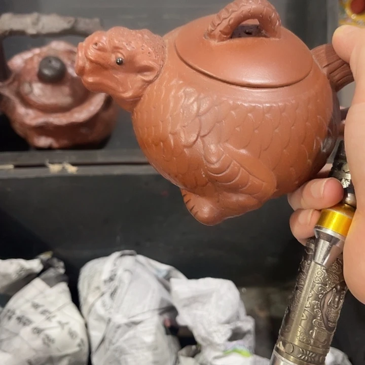 茶壶紫泥原矿泥料手工制作的一把紫砂壶。