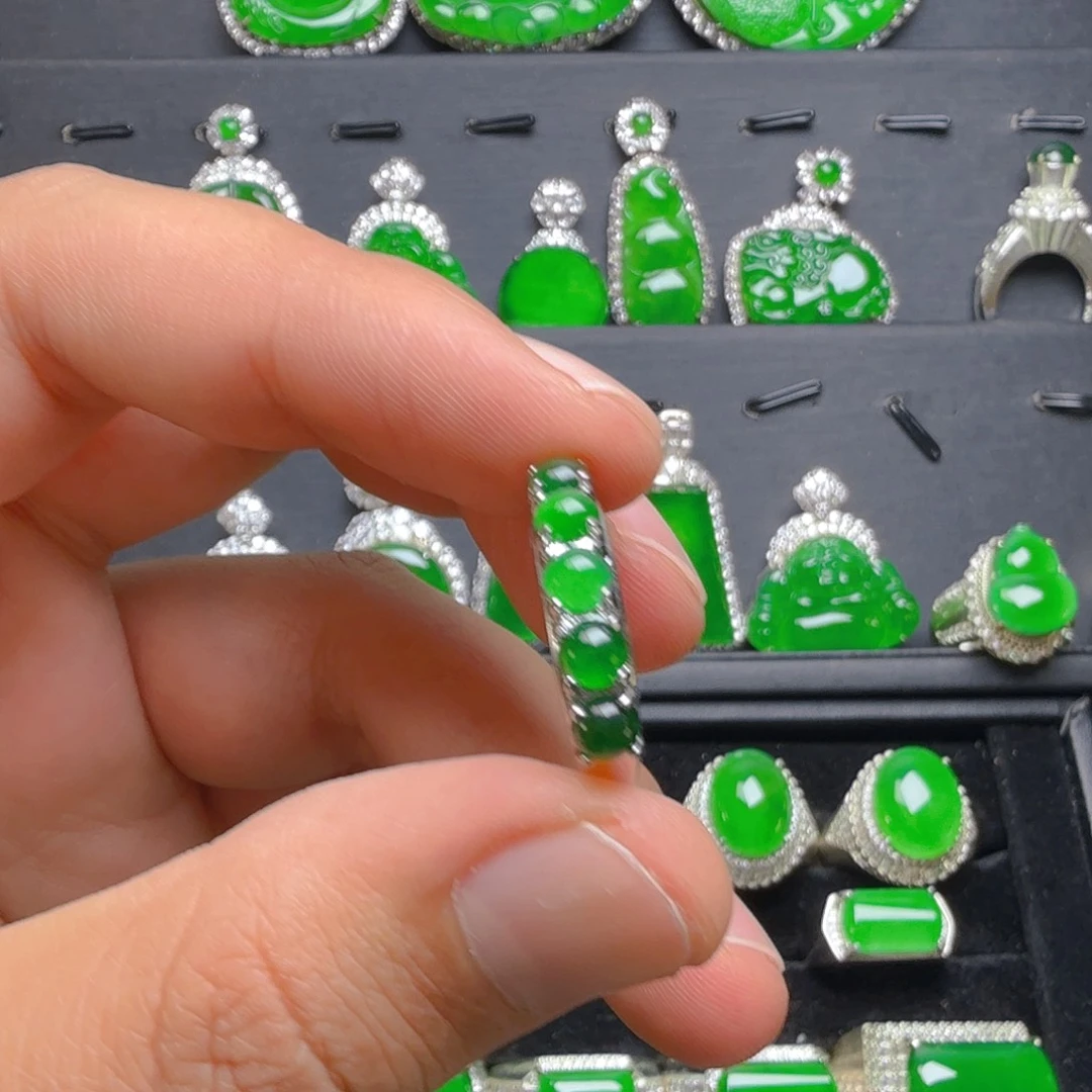 颈饰未镶嵌翡翠戒指