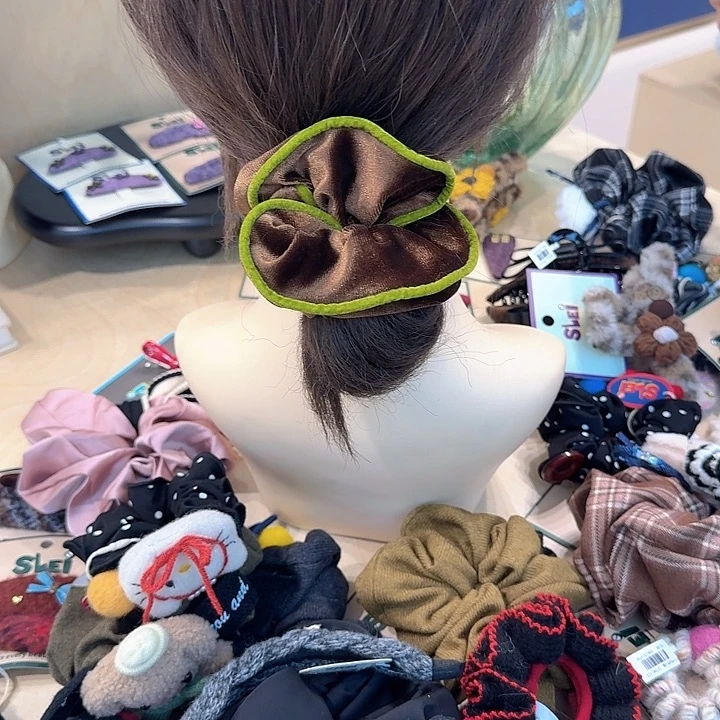 棕色丝绒绿边发圈