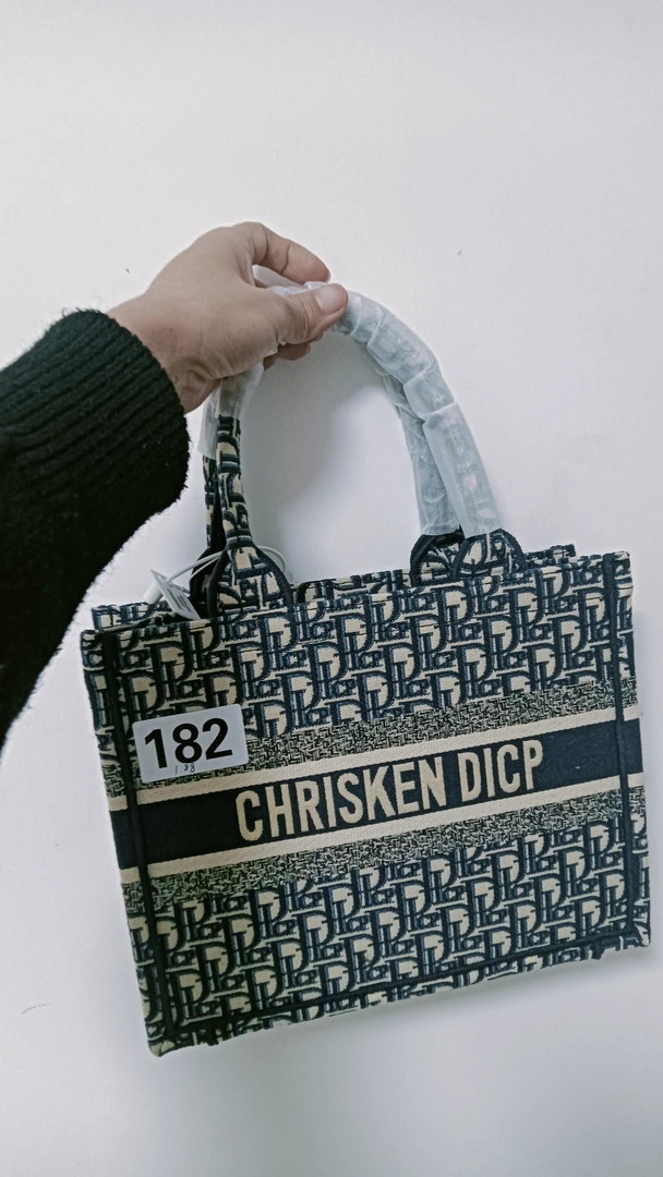 132（D家）无拉链绣花拖特女包包