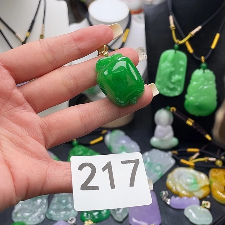 翡翠未镶嵌吊坠(赠链)