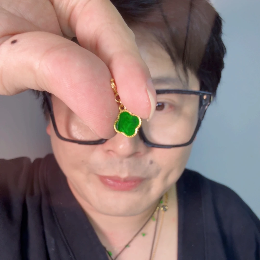 翡翠未镶嵌颈饰一件