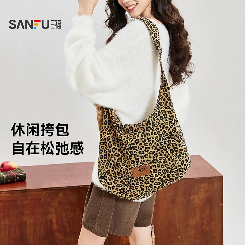 三福挎包秋季童趣萌宠少女风格纹图案趣味挂件休闲女包490729