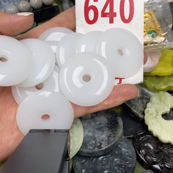 蛇纹石玉未镶嵌挂坠