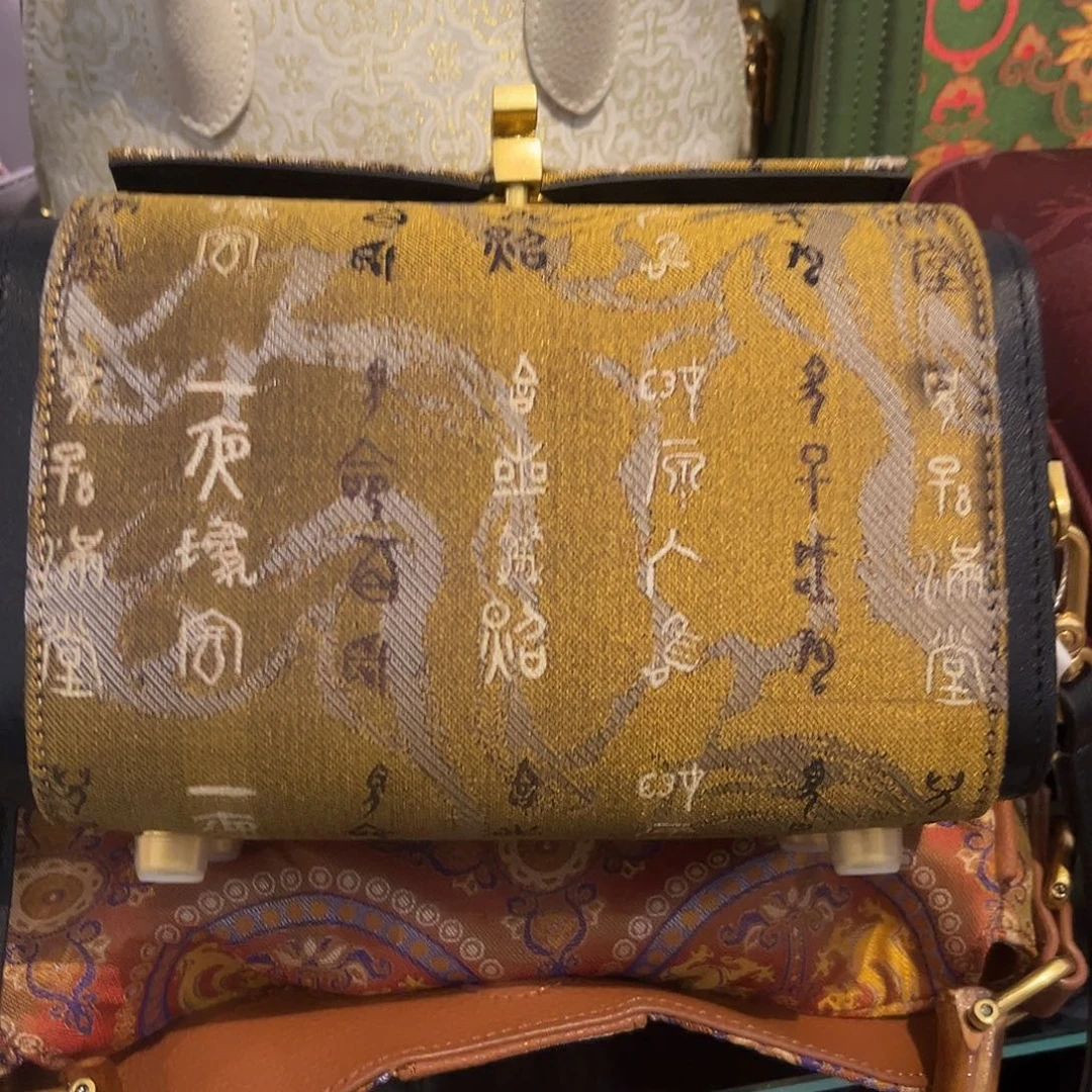 牛皮（革）蚕丝展厅同色同款
