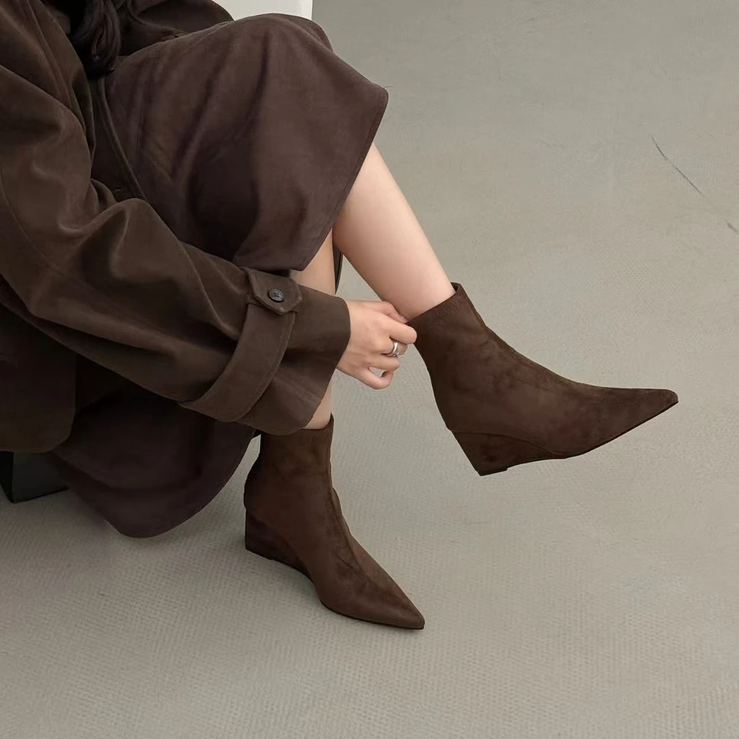 高级质感新品绒面棕色系尖头坡跟短靴后拉链瘦瘦靴显瘦秋冬女短筒