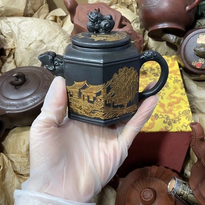 茶壶紫砂原矿泥料，手工制作的一把紫砂壶。