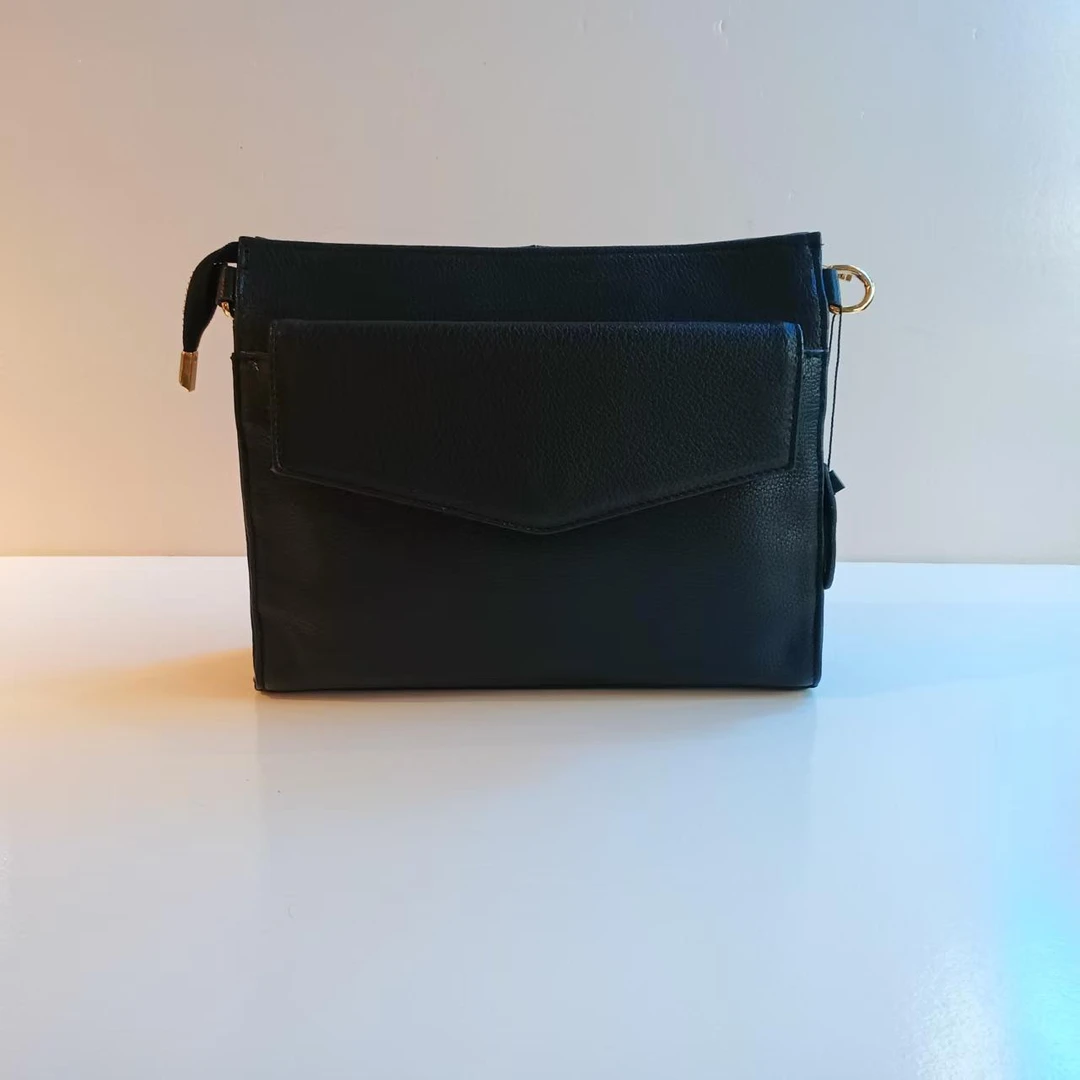 黑色简约斜挎包，优质皮革尽显质感。前置信封式口袋，时尚又方便。