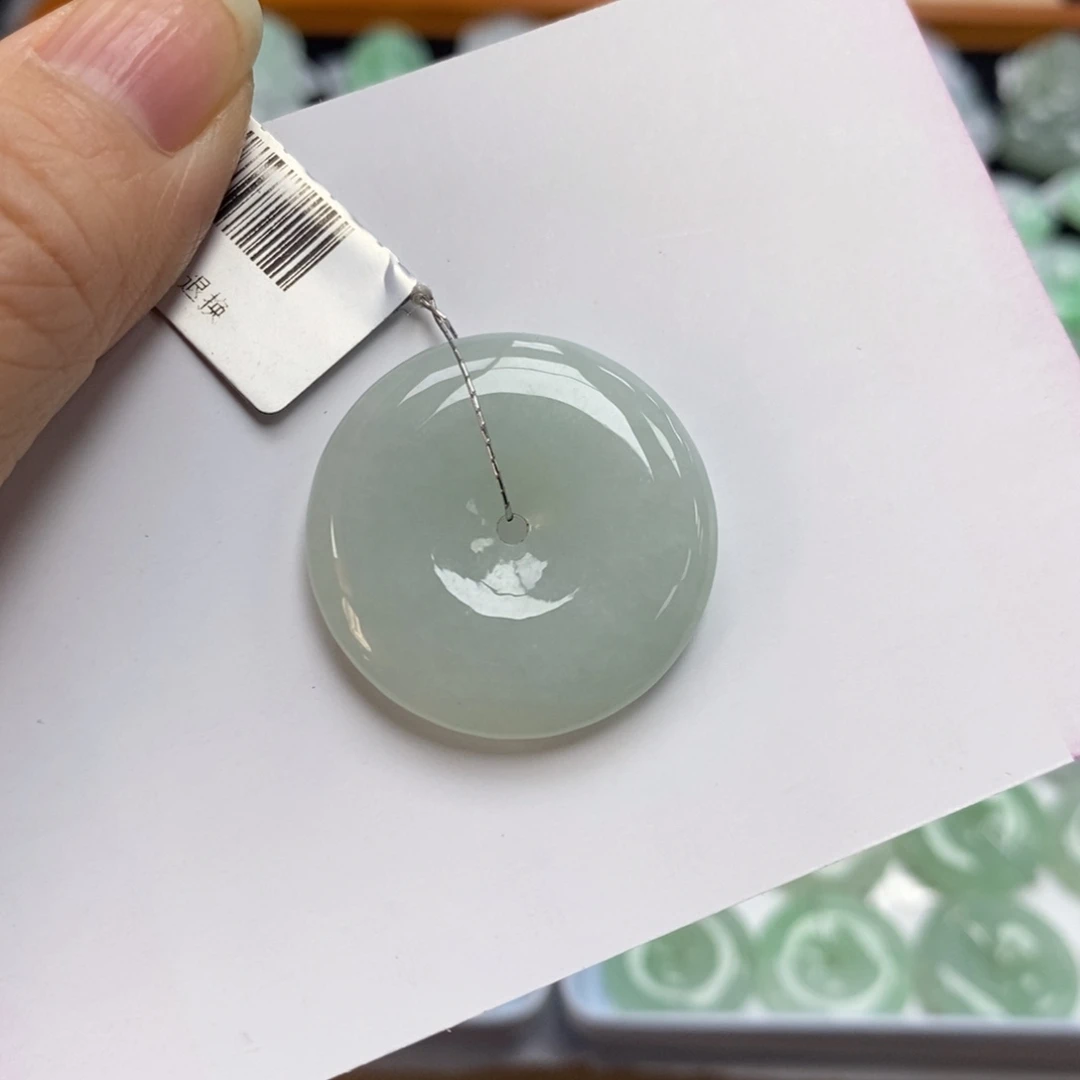 翡翠颈饰未镶嵌平安扣