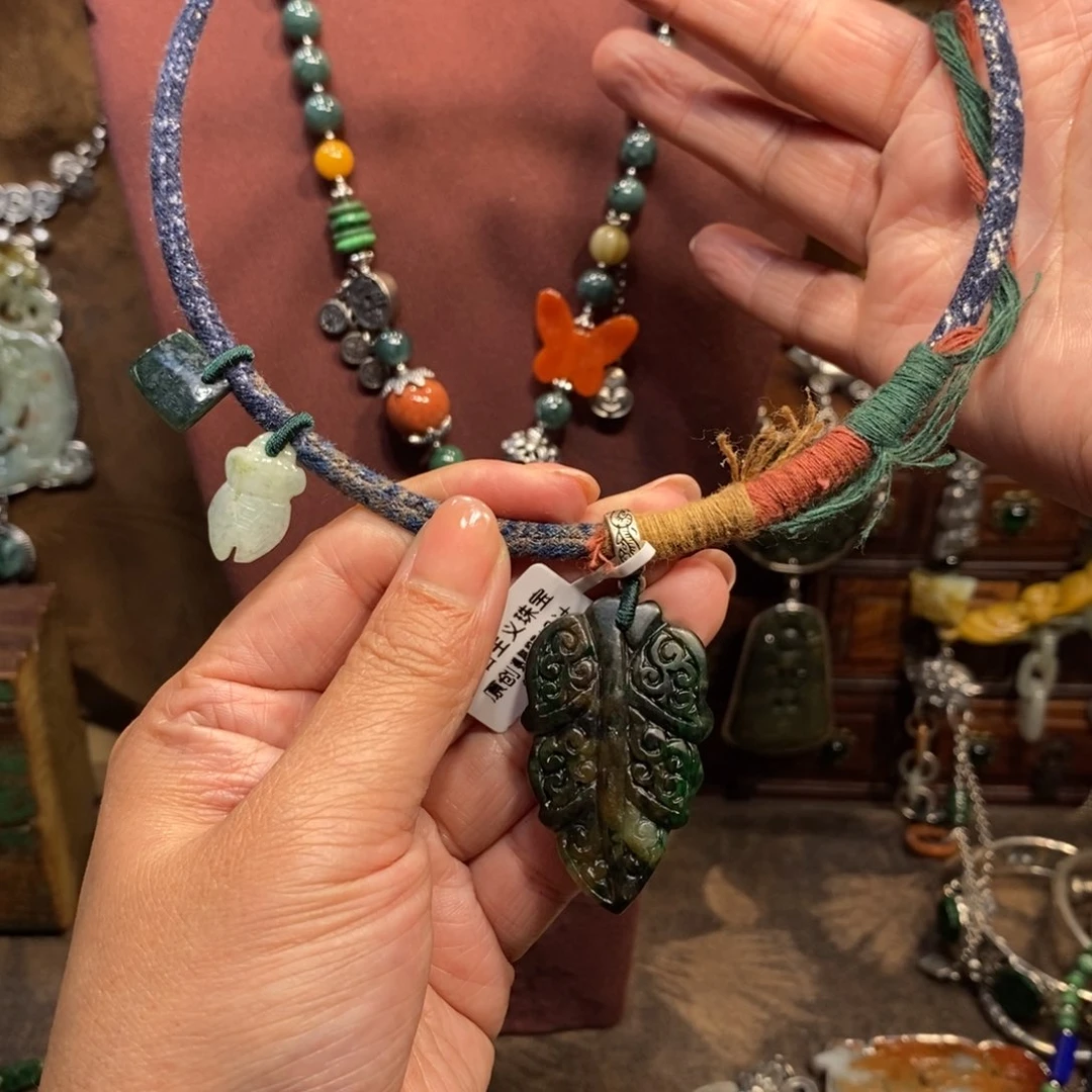 翡翠吊坠(赠链)未镶嵌