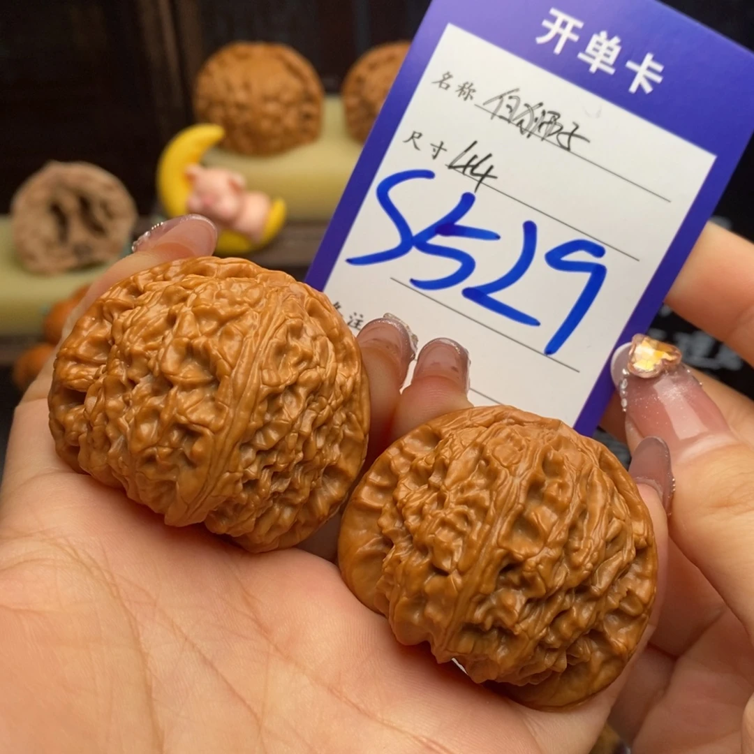 文玩核桃吊坠白狮子