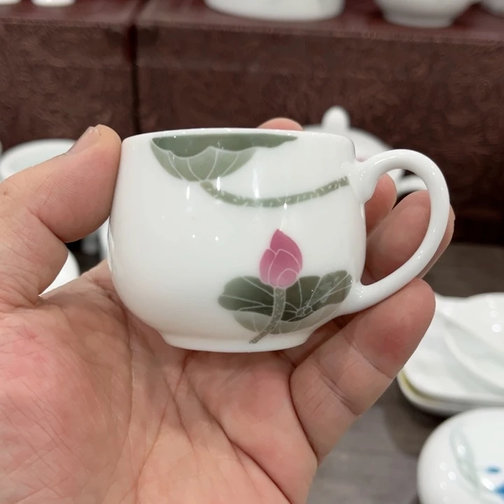 碗釉下五彩的瓷器和瓷器