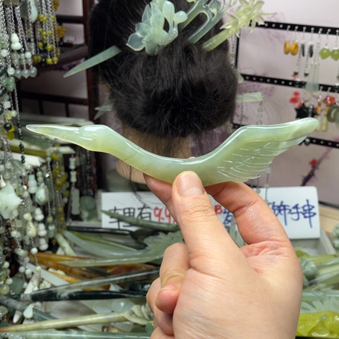 岫玉未镶嵌发饰长度16厘米左右，双面雕工双面可戴