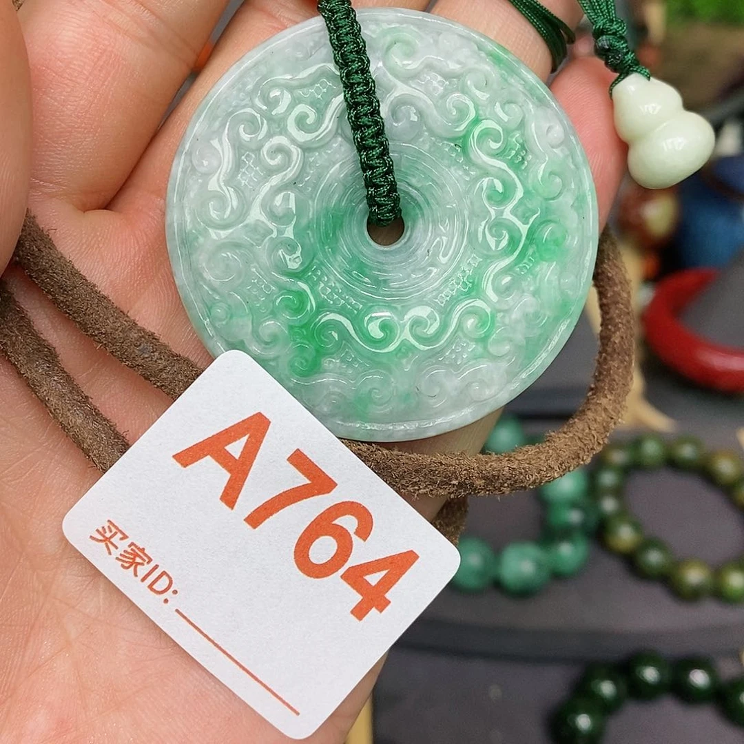 翡翠颈饰未镶嵌漂亮美眉