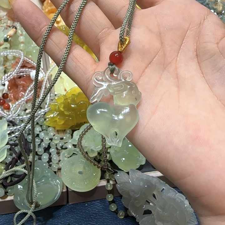 未镶嵌蛇纹石玉吊坠