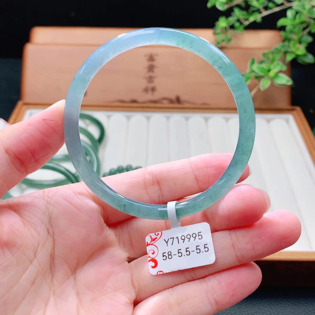未镶嵌手镯（圆镯）翡翠