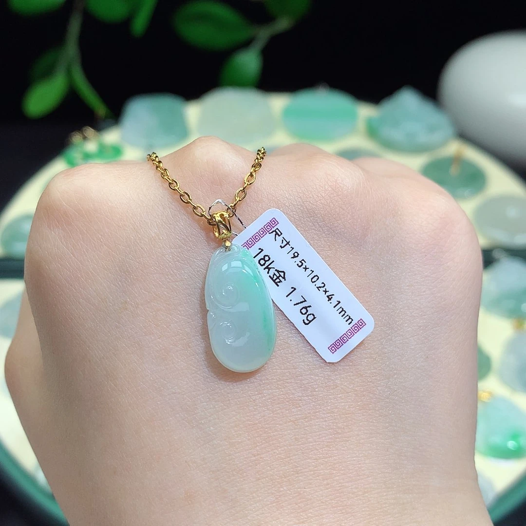 翡翠18K金镶嵌颈饰如意